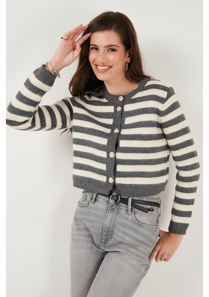 Çizgili Oversize Fit Bisiklet Yaka Düğmeli Crop Triko Hırka Bayan Hırka 4615567 fırsatları