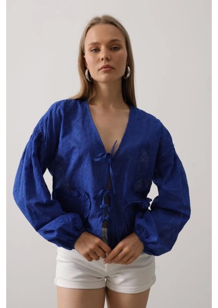 Saks Renkli Kalp Detaylı Bağlamalı Brode Bluz