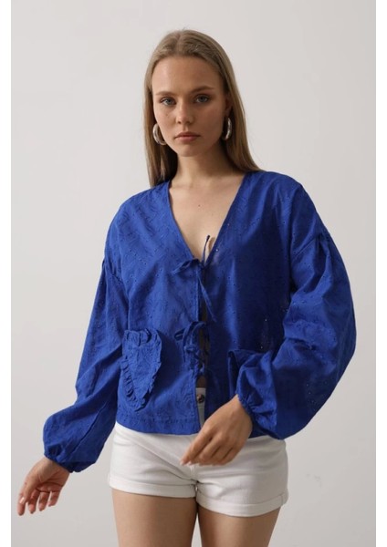 Saks Renkli Kalp Detaylı Bağlamalı Brode Bluz modelleri