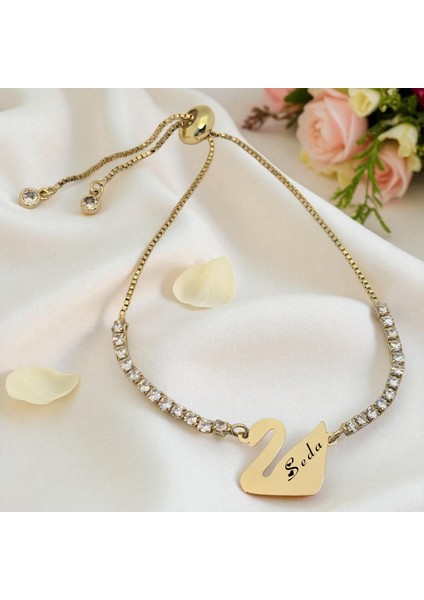 14 Ayar Altın Plakalı Seda Ismine Özel Beyaz Taş Detaylı Kuğu Kuşu Motifli Hediye BILEKLIK-601ISIM fiyatları