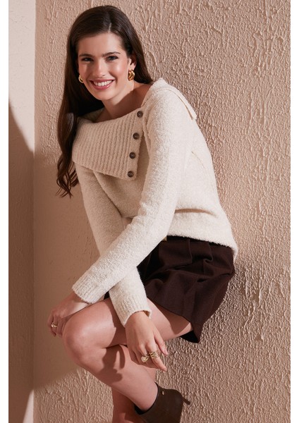 Premium Regular Fit Kayık Yaka Düğme Detaylı Kazak Bayan Kazak 680KZ002563 fiyatları