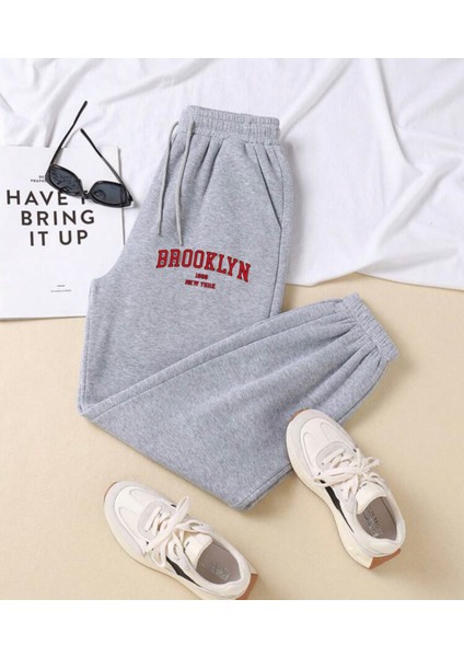 Rahat Kalıp Paça Lastikli Cepli Kırmızı Brooklynn Baskılı Jogger Alt Eşofman