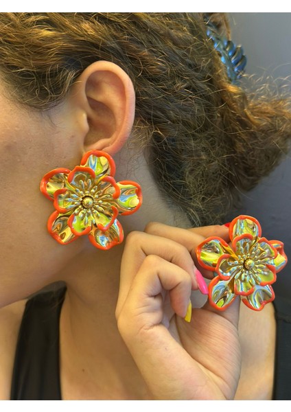 Çelik Renkli Çiçekli Kadın Küpe fiyatları