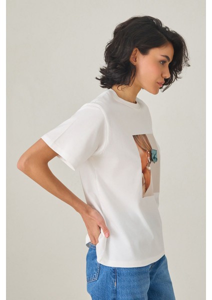 Ekru Dijital Baskılı Inci Detaylı Bisiklet Yaka Kısa Kollu T-Shirt modelleri