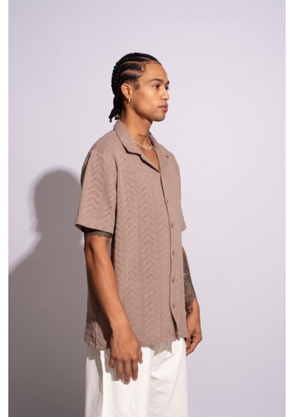 Erkek V Desen Kısa Kollu Oversize Gömlek Kahverengi modelleri