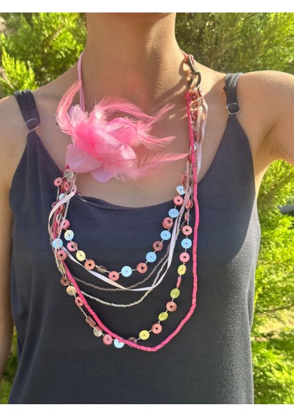 Şeker Pembe Broşlu Boncuk Tasarım Kadın Kolye 30 cm