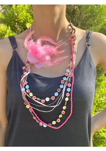 Şeker Pembe Broşlu Boncuk Tasarım Kadın Kolye 30 cm fiyatları