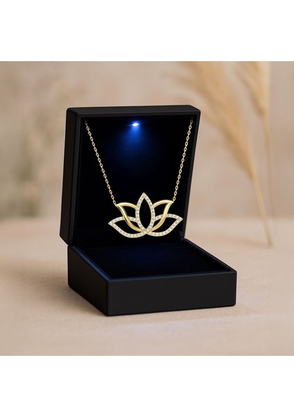 Işıklı Kutuda Taşlı Lotus Çiçeği Altın Kaplama Gümüş Kolye