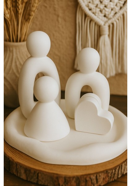 Minimalist Aile Figürü Biblo Seti – Alt Tabağı ve Kalpli Fotoğraf Tutuculu Modern Ev Dekorasyonu