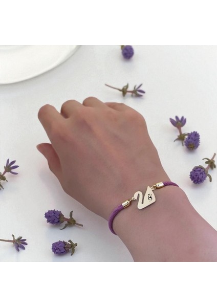 Altın Plakalı 14 Ayar Ğ Harfine Özel Mor Ipek Örgülü Kuğu Kuşu Figürlü Hediye BILEKLIK-605HARF