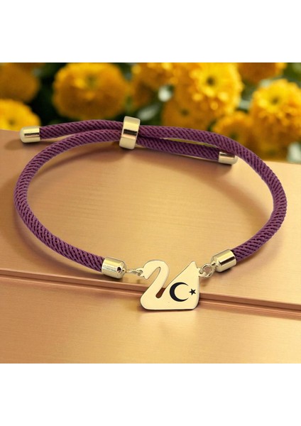 Altın Plakalı 14 Ayar Ay Yıldız Temalı Mor Örgülü Kuğu Kuşu Figürlü Hediye BILEKLIK-605SEMBOL fiyatları