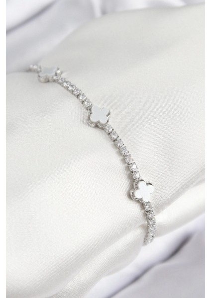 Pirinç Zirkon Taşlı Yonca Model Gümüş Renk Kadın Bileklik - TJ-BB7702