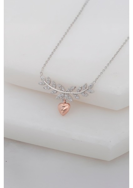 Rose Renk Çiçek Motifli Kalp Harfli Gümüş Bayan Kolye