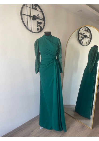 Krep Kolları Işleme Detaylı Abiye Elbise Zümrüt