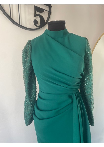 Krep Kolları Işleme Detaylı Abiye Elbise Zümrüt fiyatları