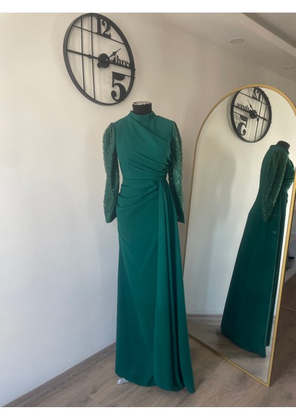 Krep Kolları Işleme Detaylı Abiye Elbise Zümrüt modelleri