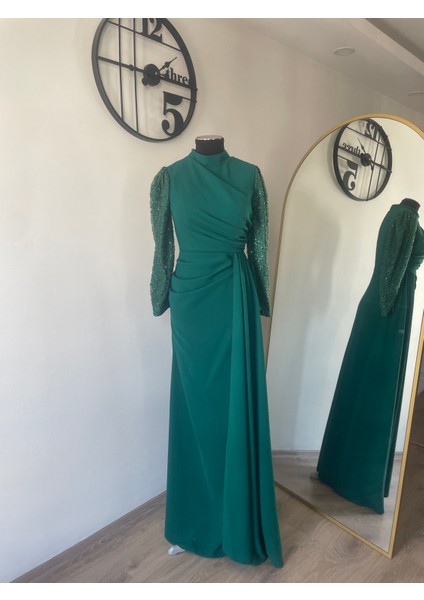 Krep Kolları Işleme Detaylı Abiye Elbise Zümrüt modelleri