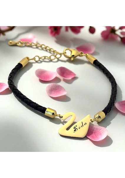Altın Plakalı 14 Ayar Seda Ismine Özel Doğal Siyah Derili Kuğu Kuşu Motifli Hediye BILEKLIK-606ISIM fiyatları