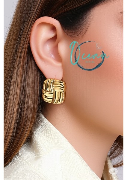 Çelik Gold Renk Işlemeli Kare Plaka Model Kadın Küpe