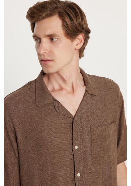 Erkek Relax Fit Apaş Yaka Rustik Kumaş Viskon Pamuk Yandan Açmalı Cep Rahat Kesim Kahverengi Gömlek
