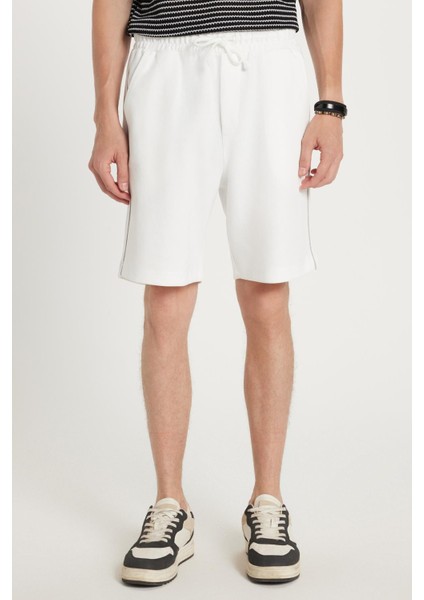 Erkek Regular Fit Klasik Kesim Beli Bağcıklı 3 Cepli Şeritli Beyaz Şort