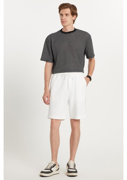 Erkek Regular Fit Klasik Kesim Beli Bağcıklı 3 Cepli Şeritli Beyaz Şort fırsatları