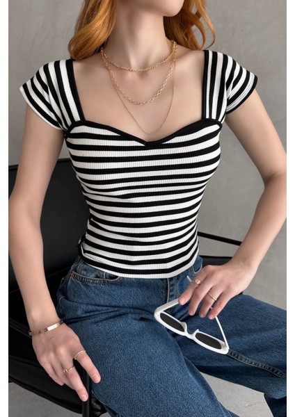 Kalp Yaka Sırtı Bağcık Detaylı Crop Bluz fiyatları