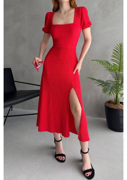 Kare Yaka Sırt Dekolteli Yırtmaç Detaylı Gofre Elbise