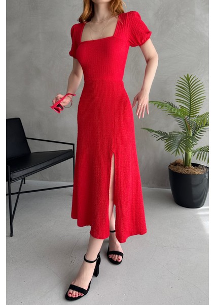 Kare Yaka Sırt Dekolteli Yırtmaç Detaylı Gofre Elbise fırsatları