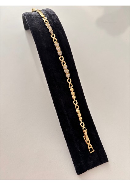 Altın Renk Paslanmaz Çelik Taşlı Kalp Desenli Bileklik – Zarif ve Dayanıklı