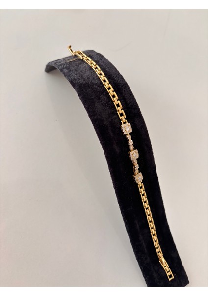 Altın Renk Paslanmaz Çelik Üç Taşlı Bileklik – Zarif ve Dayanıklı