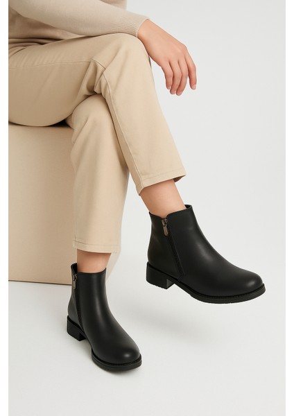 Siyah Fermuarlı Kısa Topuklu Kadın Bot Şık Tasarım ve Rahat Günlük ve Ofis Suya Dayanıklı Kaymaz Taban