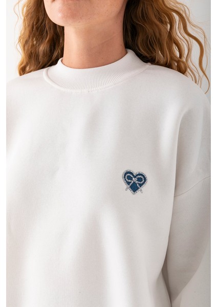 Kadın Bisiklet Yaka Fiyonk Kalp Nakışlı Oversize 3ip Sweatshirt Beyaz - 2629