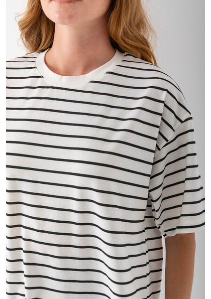 Kadın Bisiklet Yaka Oversize Basic Çizgili T-Shirt Siyah - 25700
