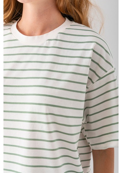 Kadın Bisiklet Yaka Oversize Basic Çizgili T-Shirt Açık Yeşil - 25700