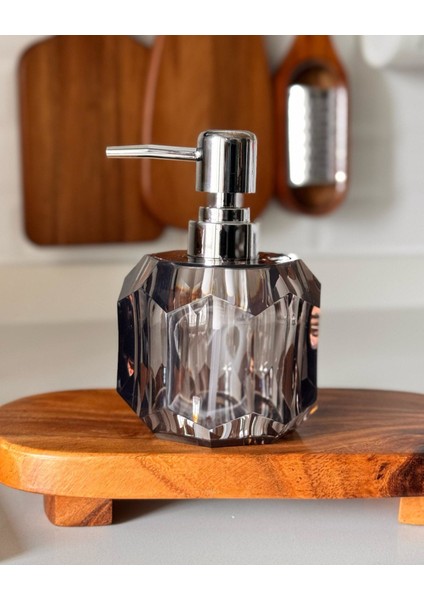 Lüks Kristal Görünümlü Sıvı Sabunluk – Şeffaf & Füme Renk Seçenekleri | Banyo ve Mutfak Için Şık Dispenser