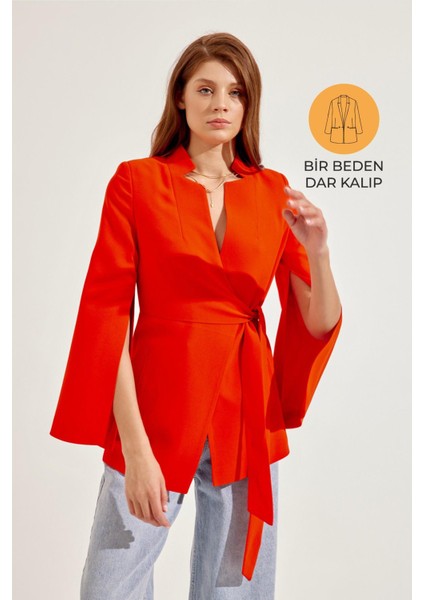 Kırmızı Kol Detaylı Belde Bağlama Detaylı Ceket