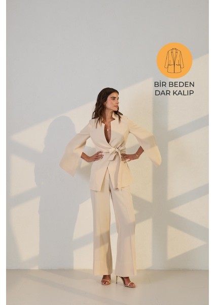 Bej Kol Detaylı Belde Bağlama Detaylı Ceket