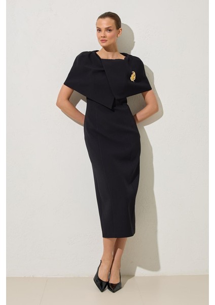 Siyah Yaka Detaylı Tam Kalıp Midi Boy Elbise