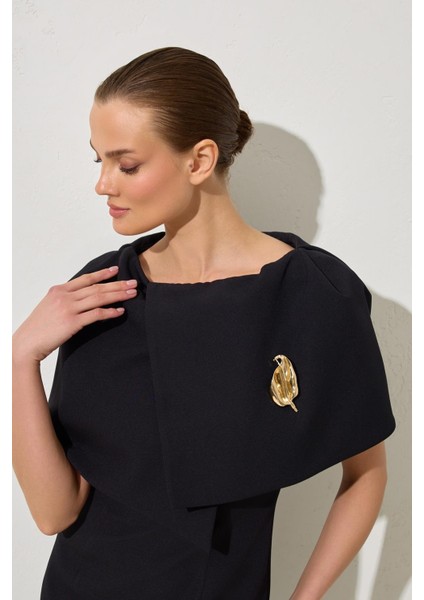 Siyah Yaka Detaylı Tam Kalıp Midi Boy Elbise fiyatları