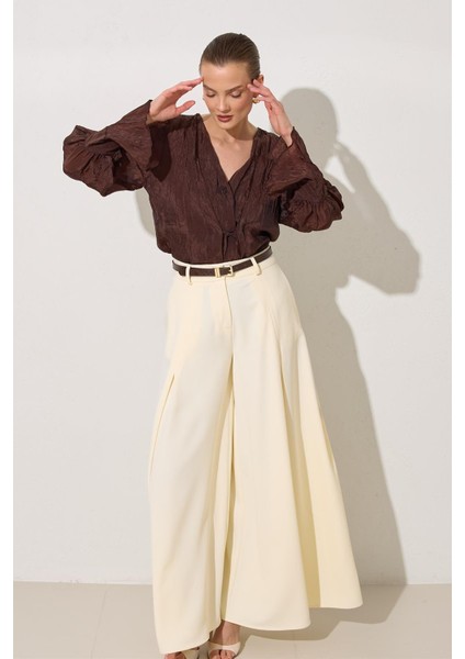 Krem Pile Detaylı Rahat Kesim Kemerli Pantolon fiyatları