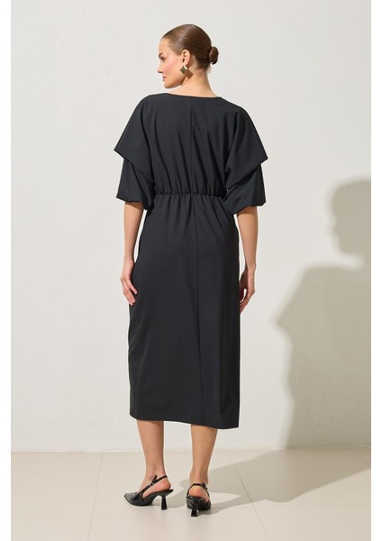 Siyah Yaka ve Kol Detaylı Midi Boy Elbise fırsatları