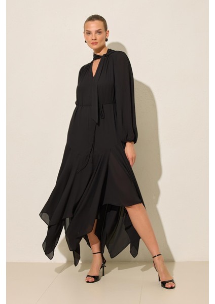 Siyah Boyundan Bağlama Detaylı Rahat Kesim Midi Boy Elbise