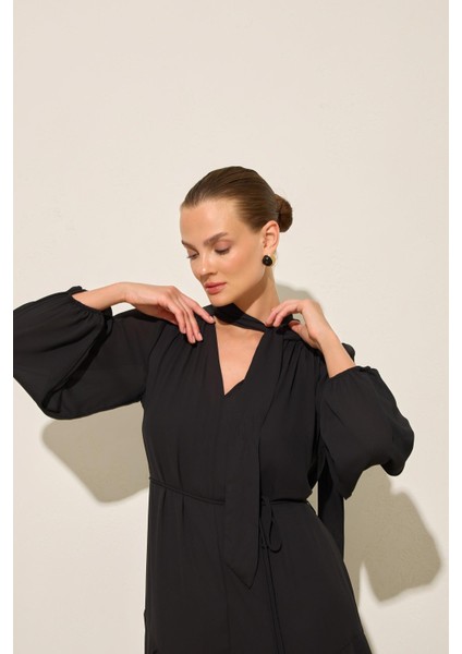 Siyah Boyundan Bağlama Detaylı Rahat Kesim Midi Boy Elbise fırsatları