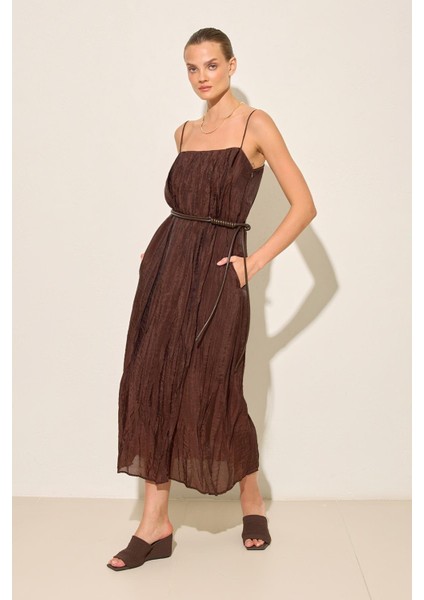 Acı-Kahve Ince Askı Detaylı Kemerli Rahat Kesim Tam Kalıp Elbise