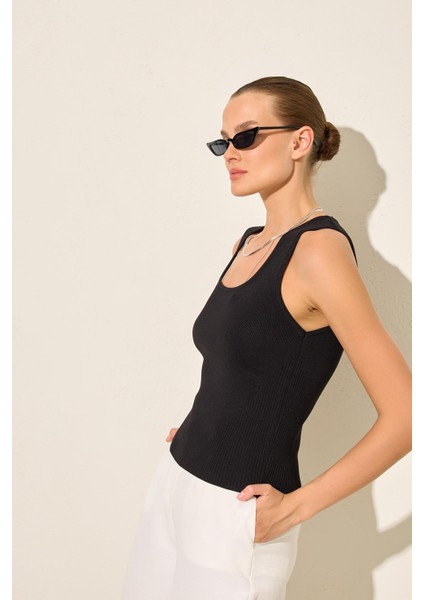 Siyah Kolsuz Crop Triko Bluz fırsatları