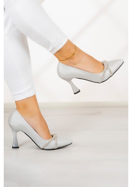Abby Gümüş Saten Burma Taşlı Sivri Burun Kadeh Topuklu Abiye Ayakkabı