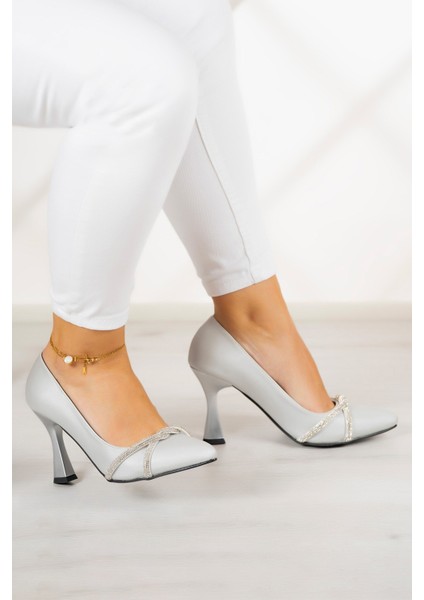 Abby Gümüş Saten Burma Taşlı Sivri Burun Kadeh Topuklu Abiye Ayakkabı modelleri
