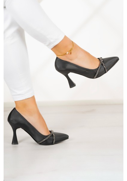 Abby Siyah Saten Burma Taşlı Sivri Burun Kadeh Topuklu Abiye Ayakkabı