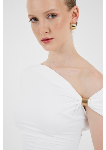 Ekru Omuz Aksesuar Detaylı Yarım Kol Bluz 2490 fiyatları